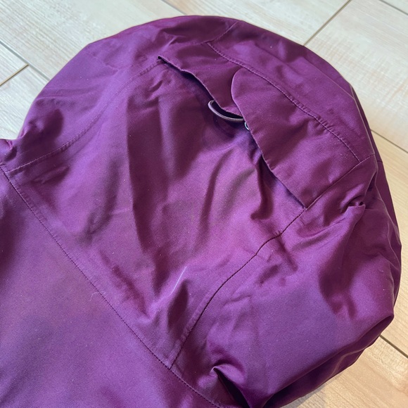 Rare LULULEMON Savasana Waterproof Jacket II in Bordeaux, Size 4 - Picture 10 of 10